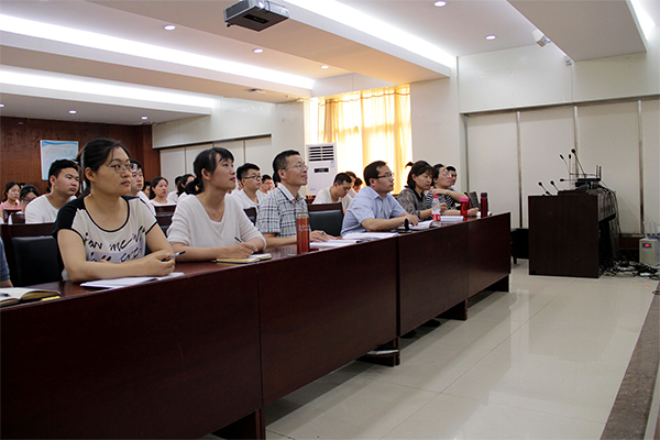 学院党委副书记高绍远为建筑工程系入党积极分子讲党课